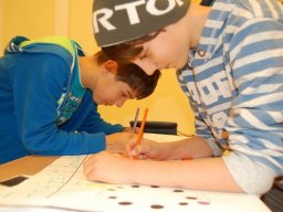 02_Max_und_Jonas_bei_der_Arbeit