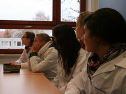 04_Maedchen_hoeren_zu