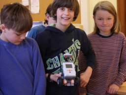 06_Gruppe_mit_Roboter