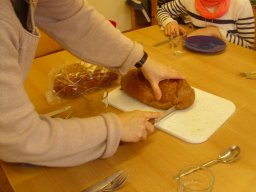11_Das_Brot_wird_angeschnitten